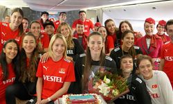 THY'den A Milli Kadın Voleybol Takımı'na uçakta sürpriz kutlama