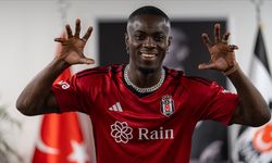 Beşiktaş'ın yeni transferi Eric Bailly imzayı attı, formayı giydi