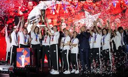Türk voleybolunun efsaneleri Avrupa şampiyonluğunu değerlendirdi