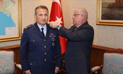 Milli Savunma Bakanı Güler, uzaya gidecek ilk Türk pilot Gezeravcı'ya yeni rütbesini taktı