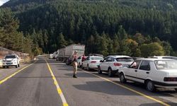 Türkgözü-Posof-Damal kara yolunda uzun ve geniş araçlar trafiği aksattı