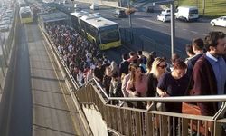 İstanbul'da metrobüs duraklarında yoğunluk yaşandı