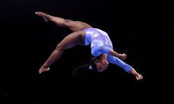 Simone Biles, tarihi bir atlayışla geri döndü