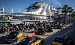 Barcelona, liman merkezini turistik gemi trafiğine kapatıyor
