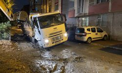 Esenyurt'ta yağmurdan zarar gören yolda mahsur kalan hafriyat kamyonu kurtarıldı