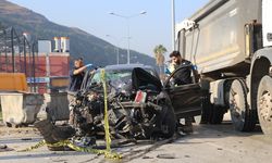 Hatay'da otomobille çöp kamyonu arasına sıkışan temizlik işçisi öldü