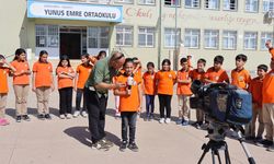 Depremzede öğrenciler "Benim Hikayem Projesi" kapsamında kamerayla tanıştı