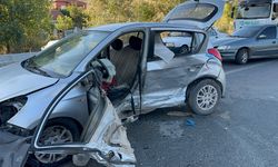 Afyonkarahisar'da kamyonet ile otomobilin çarpıştığı kazada 1 kişi öldü, 4 kişi yaralandı