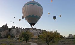 Kapadokya'da turistler sonbahar fotoğrafları çekti