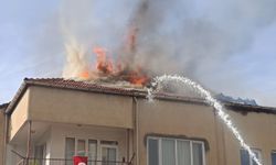Afyonkarahisar'da bir binanın çatısında çıkan yangın söndürüldü