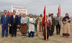Uşak'ta "Cumhuriyet'i Biz Böyle Kazandık" fotoğrafı canlandırıldı