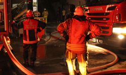 İstanbul'da bir binanın çatısında çıkan yangın söndürüldü