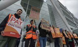 İngiltere’de uzman ve pratisyen hekimler, ikinci kez birlikte grev düzenliyor
