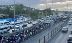 İstanbul'da bazı metrobüs duraklarında yoğunluk yaşandı