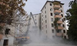 Darende'de ağır hasarlı binalar yıkılıyor