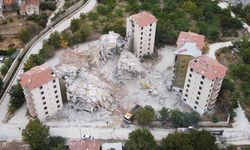 Darende'de ağır hasarlı binaların yıkımı sürüyor