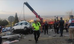 Gaziantep'te seyir halindeki kamyon trafik ışığındaki 3 araca çarptı: 5 ölü, 17 yaralı
