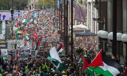 Londra'da Filistin'e destek gösterisine katılan on binlerce kişi Başbakanlığa yürüdü