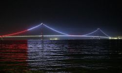 1915 Çanakkale Köprüsü Türk bayrağının renkleriyle aydınlatıldı