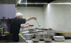 Kayserili İbrahim usta 50 yıldır közde pişirdiği yemekleriyle damakları lezzetlendiriyor