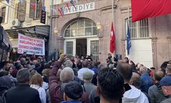 İzmir'de belediye iştiraki İZENERJİ çalışanları iş bırakma eylemini sürdürüyor