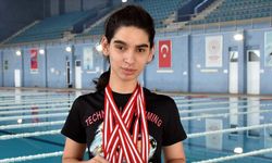 Türkiye şampiyonu görme engelli yüzücü Cemre'nin hedefi uluslararası başarılar