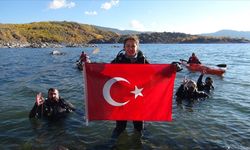 Dalgıçlar, Cumhuriyet'in 100. yılı kapsamında Nemrut Krater Gölü'nde Türk bayrağı açtı