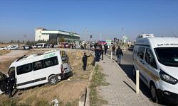 Aksaray'da işçi servisi ile kamyonetin çarpıştığı kazada 2 kişi öldü, 15 kişi yaralandı