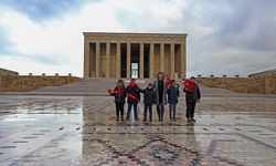 Iğdır'da Anıtkabir'de tutulan Ata'ya saygı nöbetini canlandıran öğrenciler Ankara'da