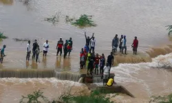 Kenya'da sel: Makueni İlçesinde sular altında kalan nehri geçtikten sonra yedi kişinin ölmesinden korkuluyor
