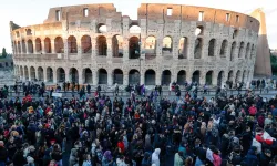 İtalya'da kadına yönelik şiddeti kınamak için yapılan gösteriler büyük kalabalıkları çekiyor