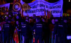 İspanya'da binlerce kişi ayrılıkçı Katalanlara  af girişimine karşı eylem yaptı