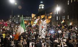İngiltere'de binlerce kişiden parlamento önünde ateşkes çağrısı
