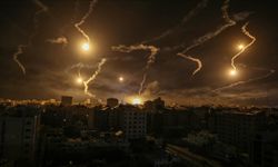 İsrail, Gazze'deki sivillere bomba yağdırmayı sürdürüyor