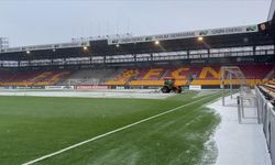 Fenerbahçe'nin rakibi Nordsjaelland'ın sahasında kar temizleme çalışmaları yapıldı