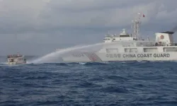 Güney Çin Denizi: Filipin ve Çin gemileri tartışmalı sularda çarpıştı