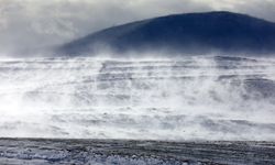 Aras Dağları'nda tipi ve fırtına "kar şelalesi" oluşturdu