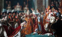 Tarihte Bugün: Napolyon imparatorluk tacını taktı
