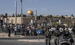 İsrail güçleri Doğu Kudüs'te Mescid-i Aksa'ya girişlerine izin vermediği Filistinlilere müdahale ediyor
