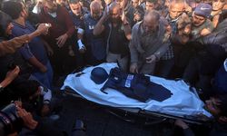 İsrail saldırısında ölen Al Jazeera kameramanı, son yolculuğuna uğurlandı