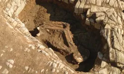 Gizemli Orta Çağ mezarlığı Galler'de gün yüzüne çıkarıldı