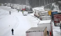 İsveç'teki kar kaosu, 1000 aracın E22 ana yolunda mahsur kalmasına neden oldu