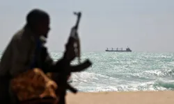 Hint donanması, Somali kıyısı açıklarında korsanların saldırısına uğrayan gemiye bindi