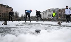 Berlin'de donan süs havuzunun üzerinde buz pateni yaptılar