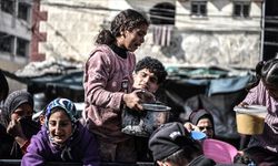 İsrail saldırıları nedeniyle yerinden edilenlerin yığıldığı Refah'ta "gıda krizi" yaşanıyor