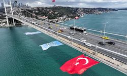 Alper Gezeravcı için 15 Temmuz Şehitler Köprüsü'ne Türk bayrağı asıldı