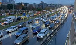 Yağışlı havanın etkisiyle trafik yoğunluğu yaşanıyor