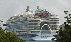 Dünyanın en büyük yolcu gemisi "Icon of the Seas" ABD'deki Miami Limanı'ndan yola çıktı