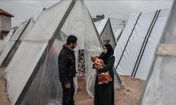 Yerinden edilmiş Gazzeli hamile kadınlar, derme çatma çadırlarda doğum yapmak zorunda kalıyor