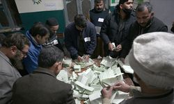 Pakistan'da seçimleri, İmran Han destekli bağımsızlar ilk sırada tamamladı